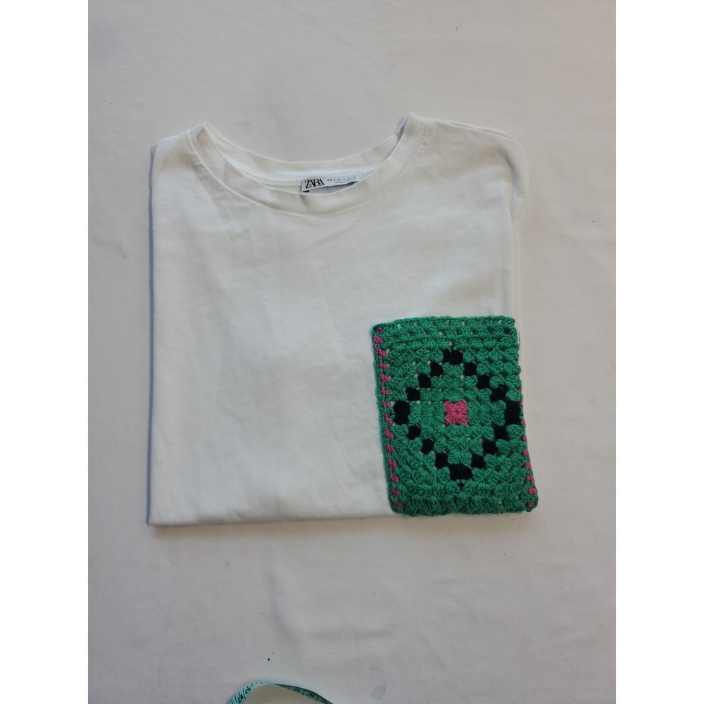Zara White T-Shirt with Green Crocheted Pocket. Sz. Small Cropped